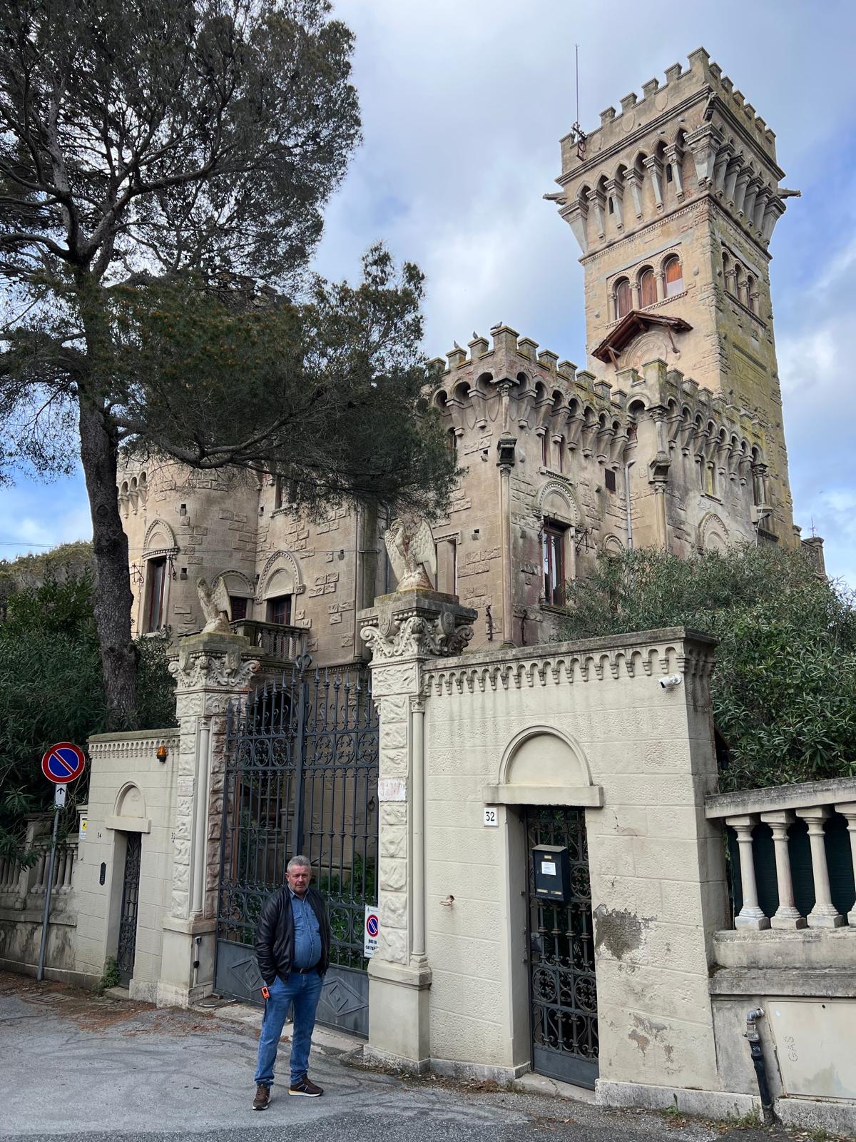 Ristrutturazione di un antico castello, Il cancello e l’ingresso sulla strada.