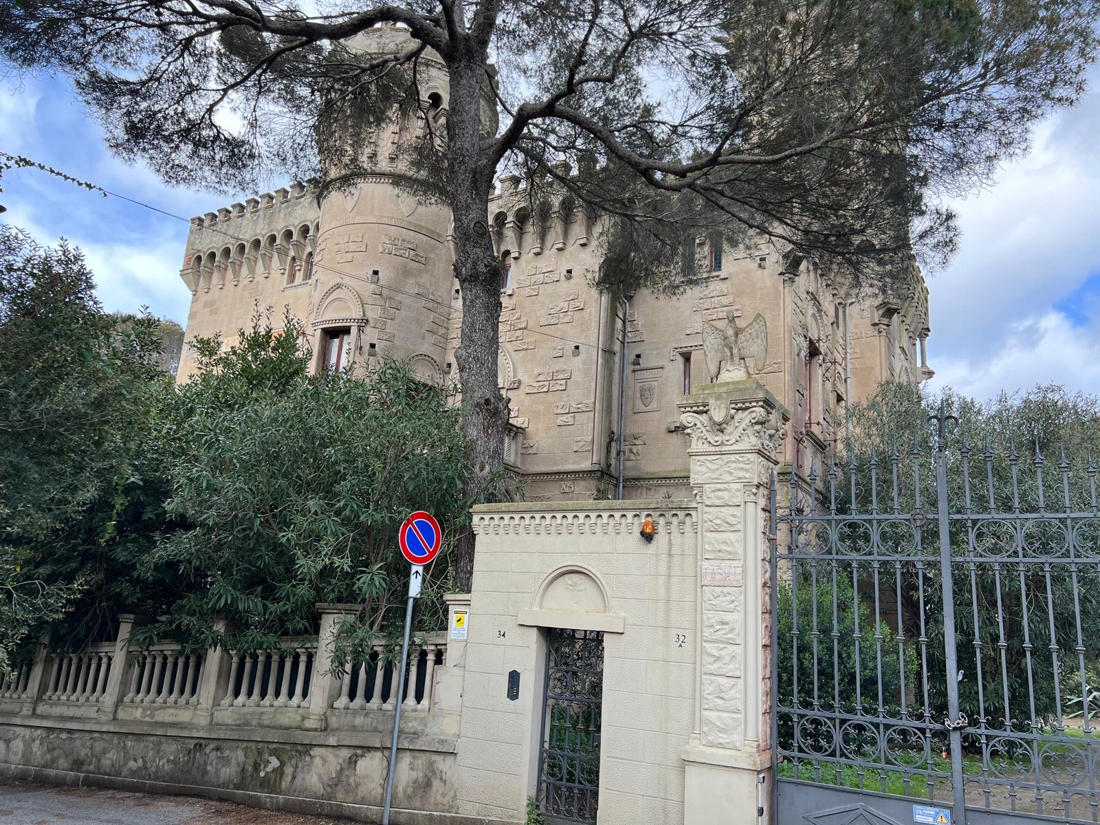 Ristrutturazione di un antico castello, Il muro di cinta e la torre d’angolo.
