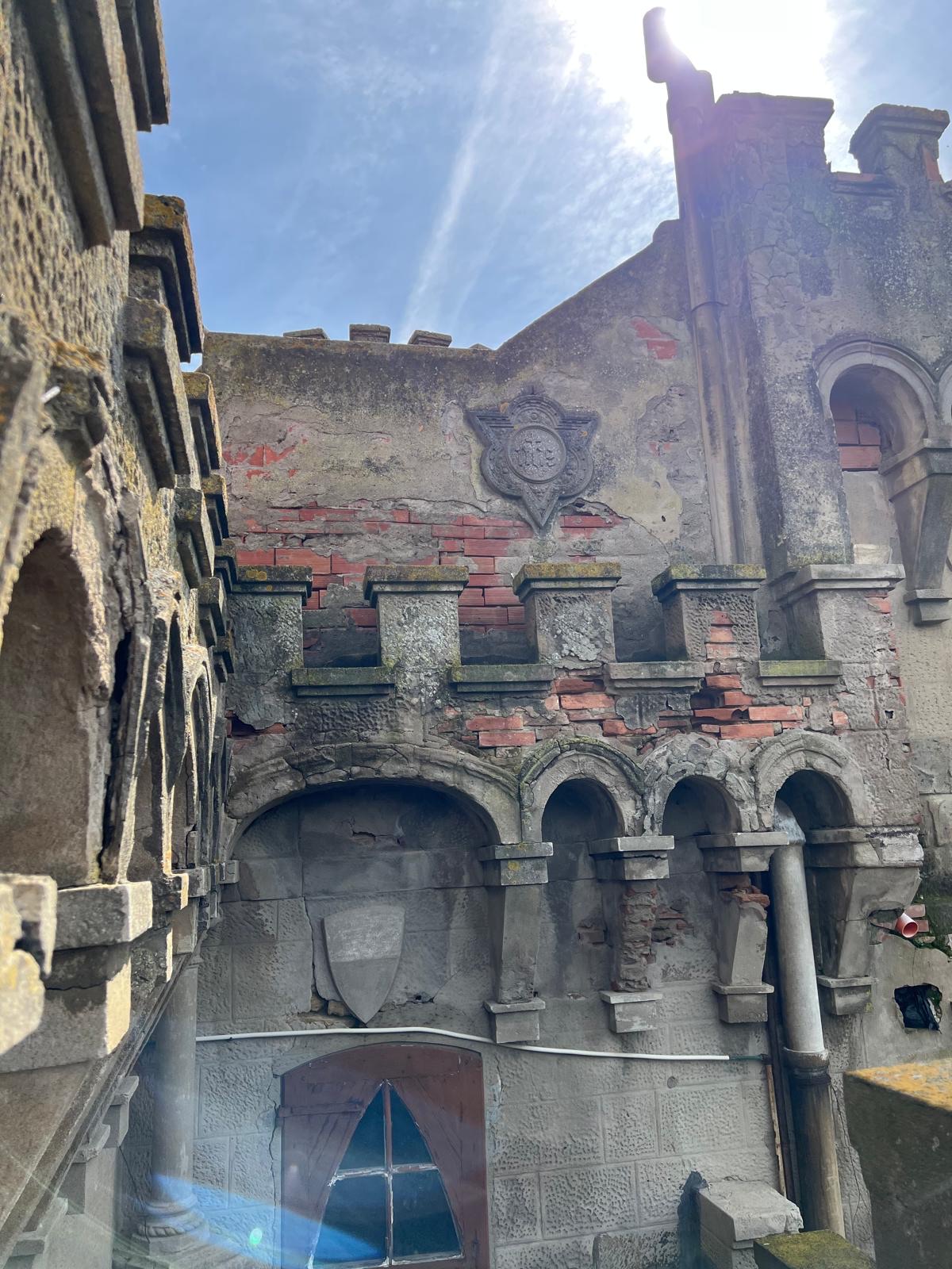 Ristrutturazione di un antico castello, Il loggiato a piano terra prima del recupero.