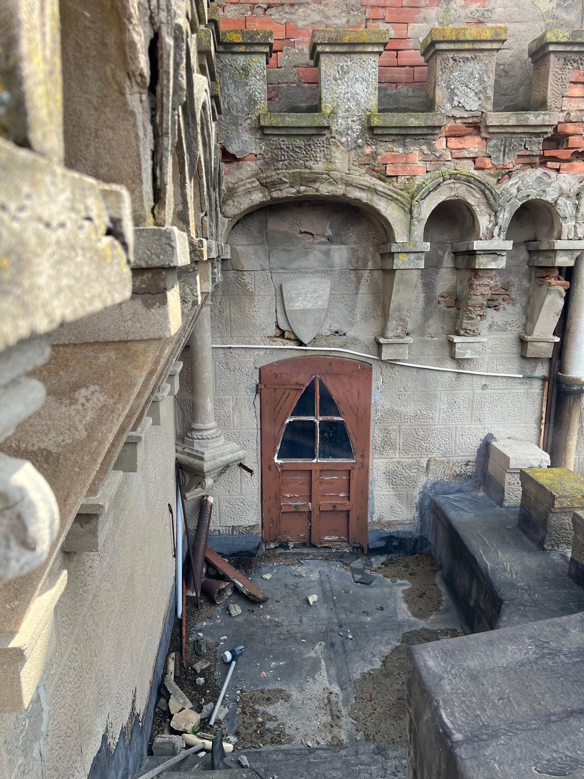 Ristrutturazione di un antico castello, Il cortile interno e gli archi in laterizio.