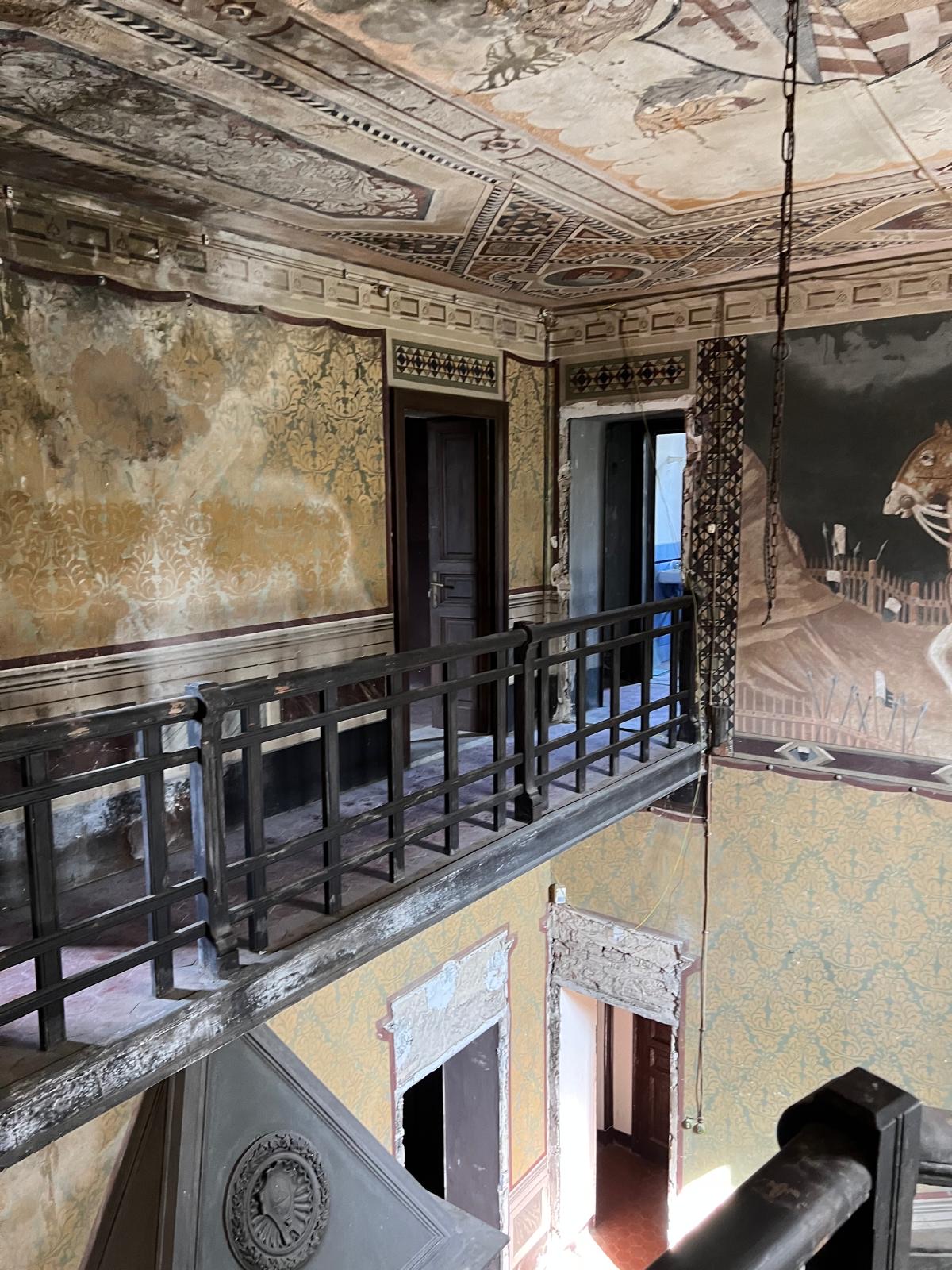 Ristrutturazione di un antico castello, Un salone al piano nobile, prima dell’intervento.