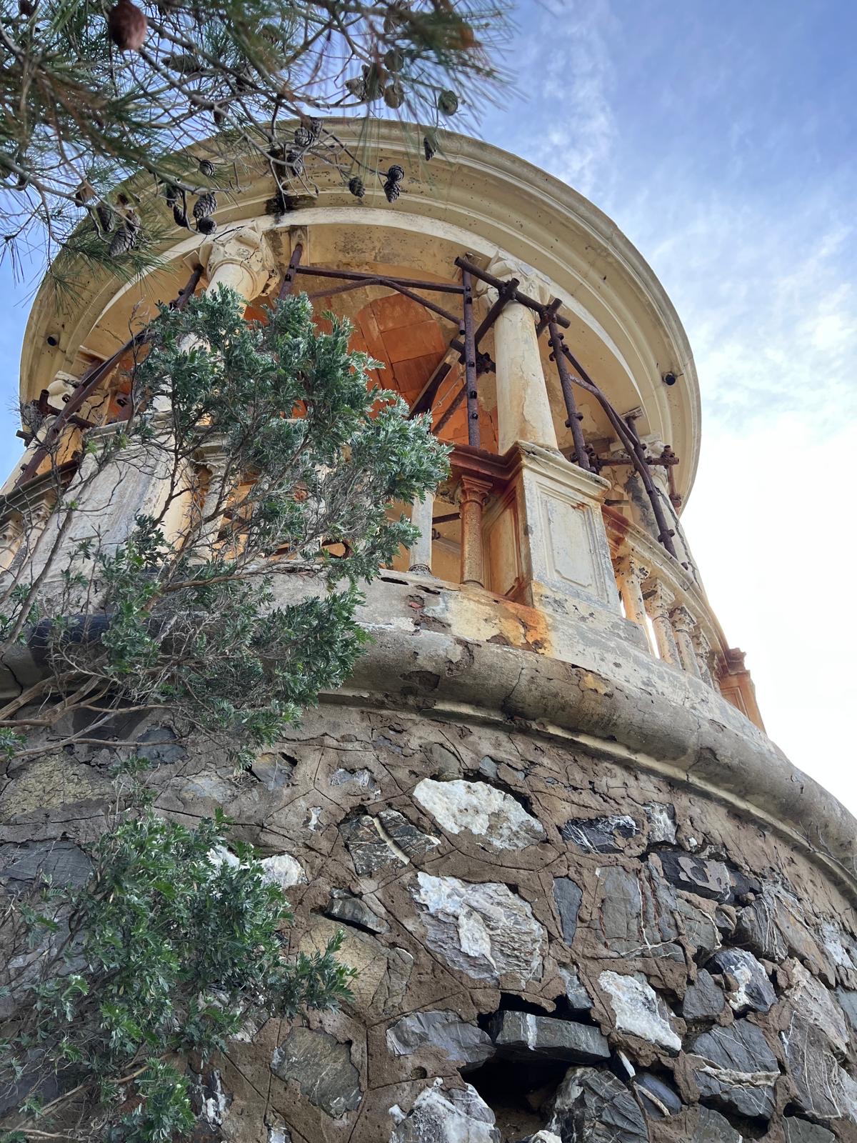 Ristrutturazione di un antico castello, Il terrazzo e la muratura in pietra da consolidare.