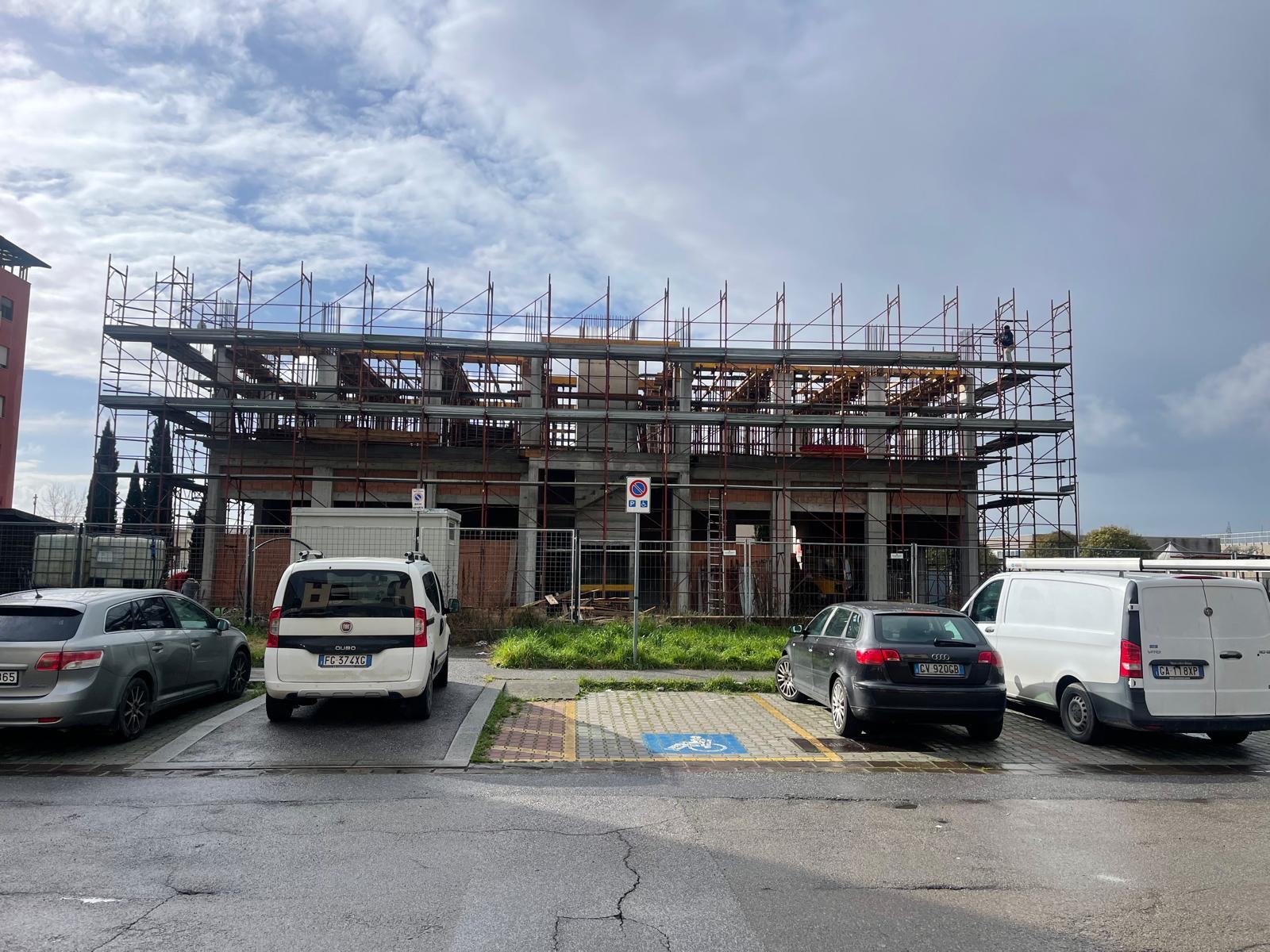 La nostra nuova sede, La struttura e i ponteggi visti dal parcheggio.
