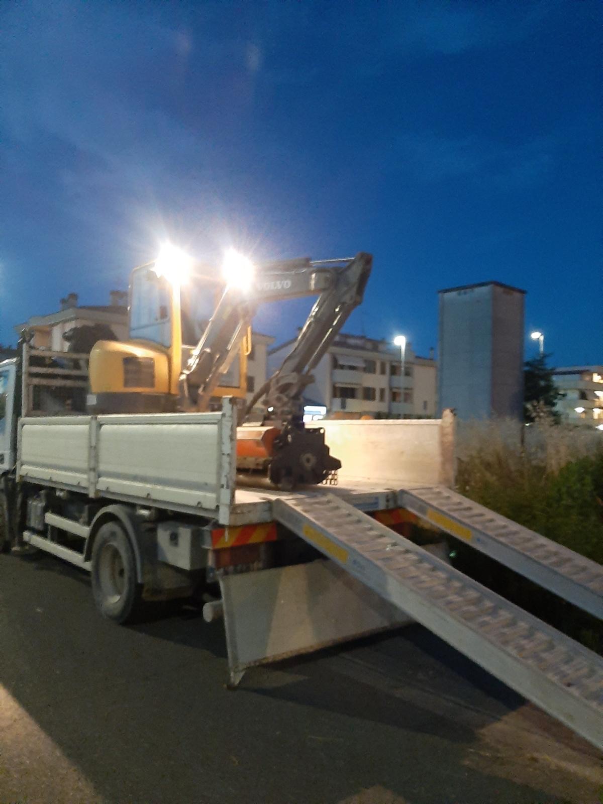 La nostra nuova sede, Consegna di materiale a cantiere chiuso, di sera.