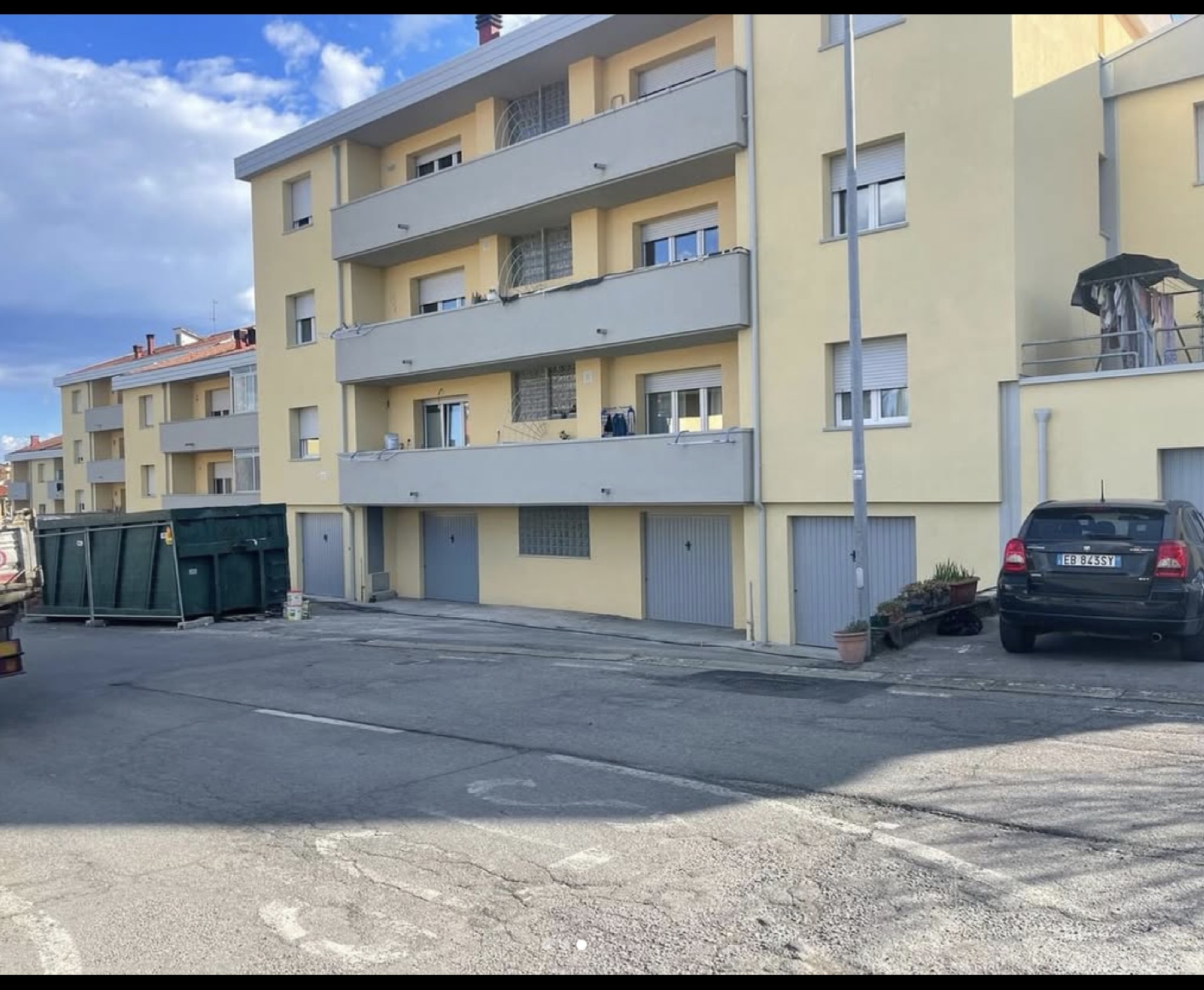 Riqualificazione sismica ed energetica di tre palazzine, Il lato dei garage, a cappotto finito.