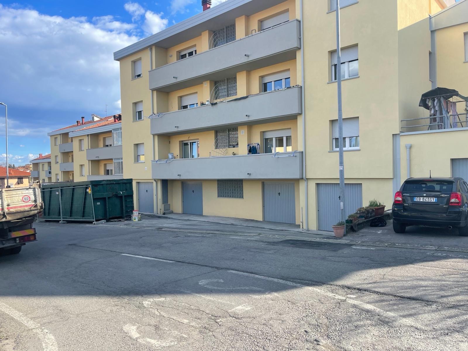 Riqualificazione sismica ed energetica di tre palazzine, Il fronte con i garage, a cappotto finito.