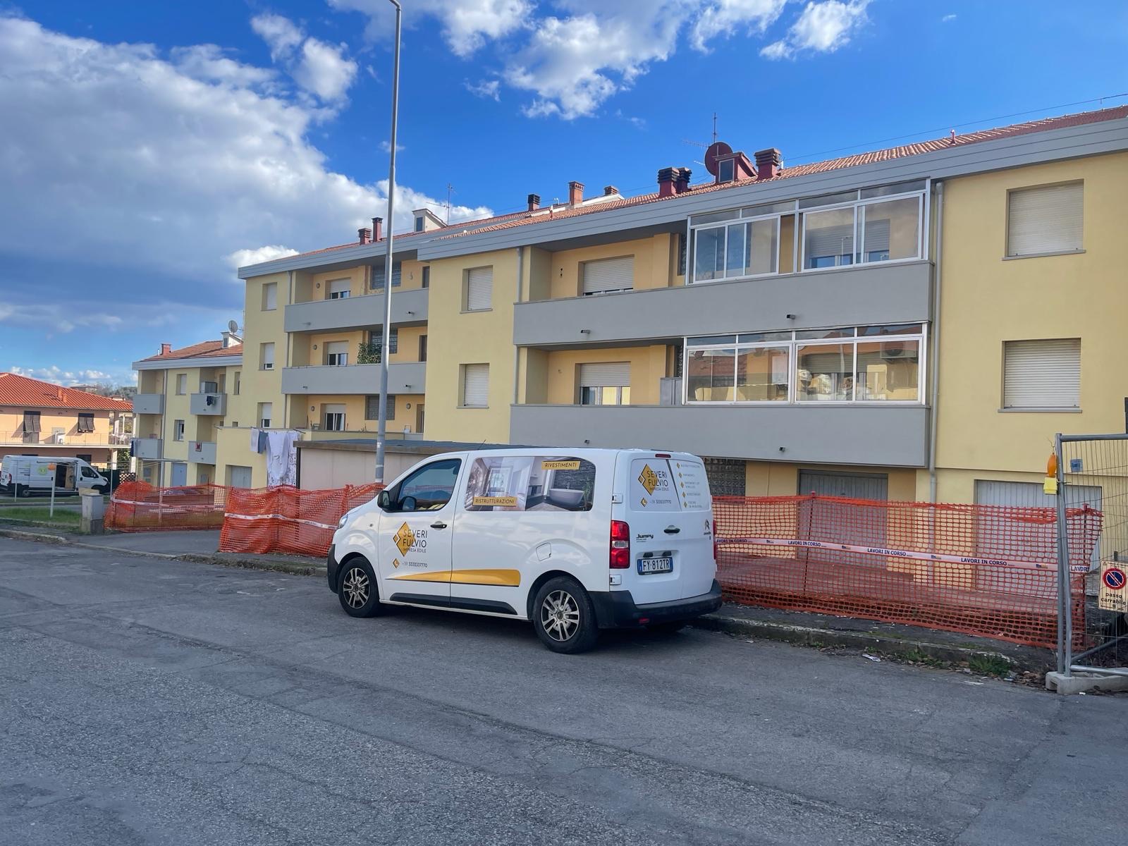 Riqualificazione sismica ed energetica di tre palazzine, La palazzina e la strada interna, a cantiere chiuso.