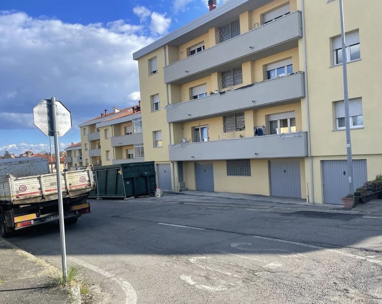 Riqualificazione sismica ed energetica di tre palazzine, Il fronte su strada dopo l’intervento.