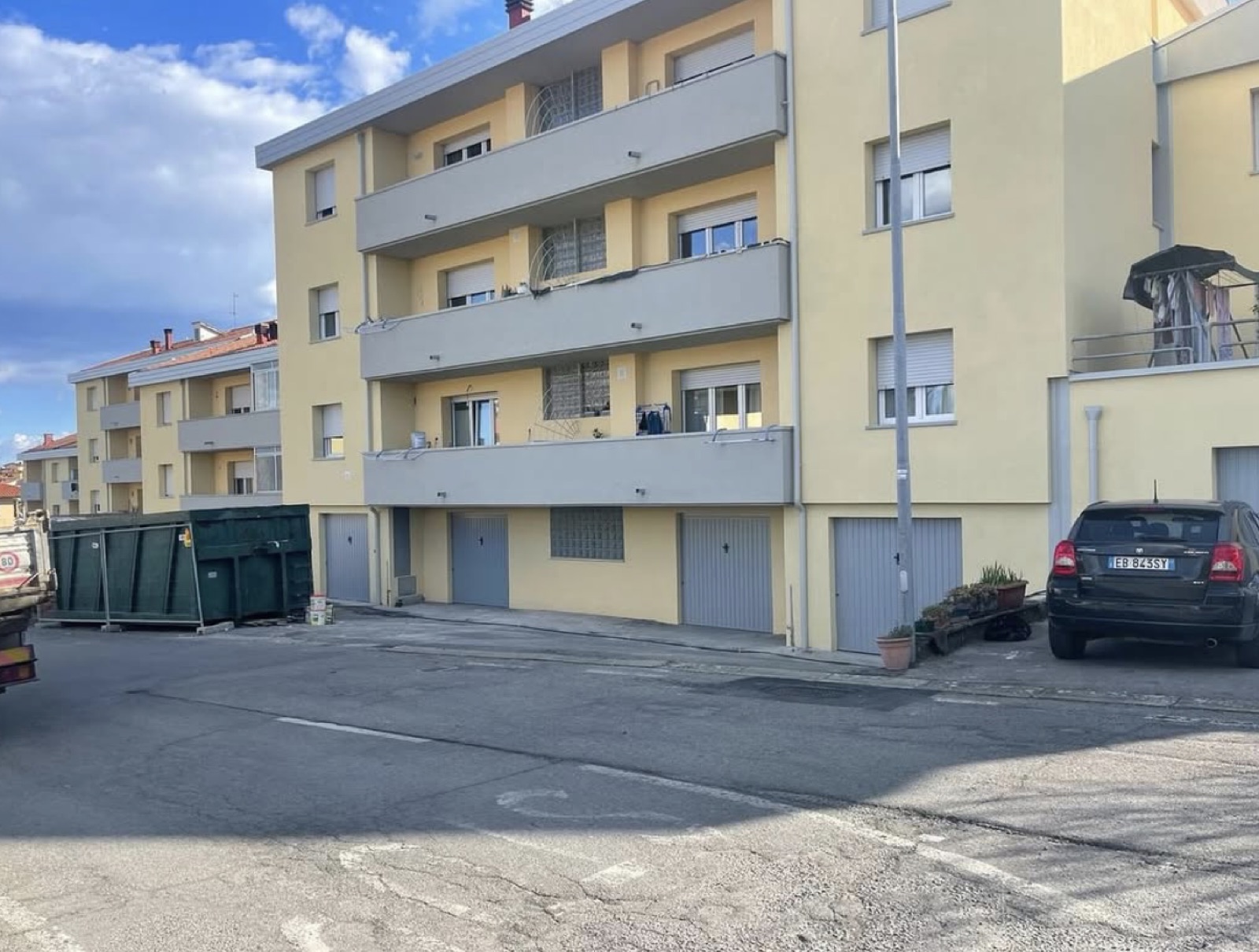 Riqualificazione sismica ed energetica di tre palazzine, La palazzina vista dal parcheggio comune.