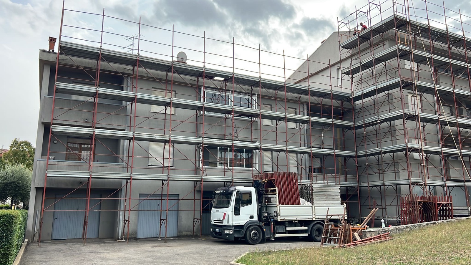 Riqualificazione sismica ed energetica di tre palazzine, I ponteggi e il camion in consegna.