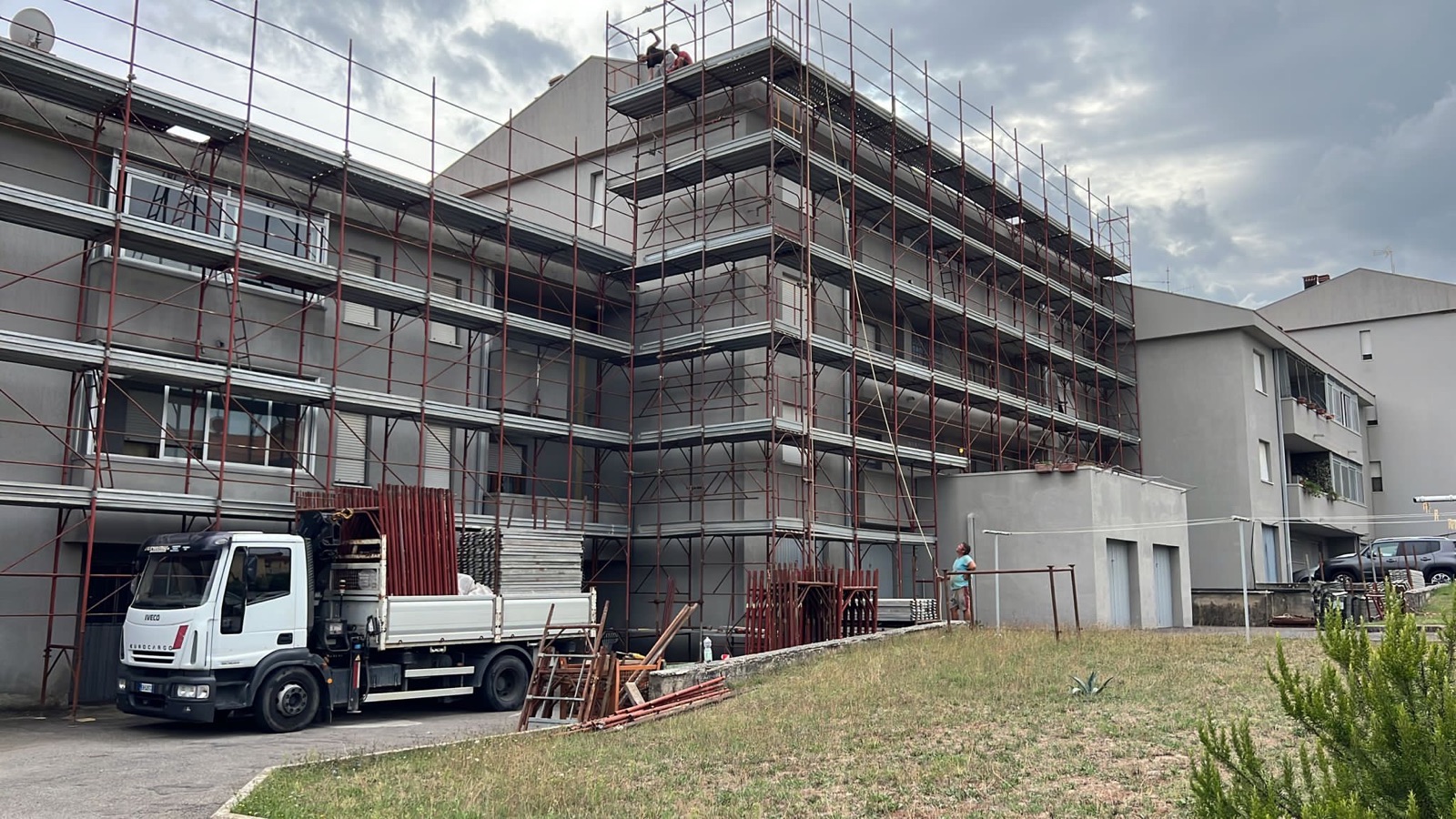 Riqualificazione sismica ed energetica di tre palazzine, Il ponteggio sul fronte principale.