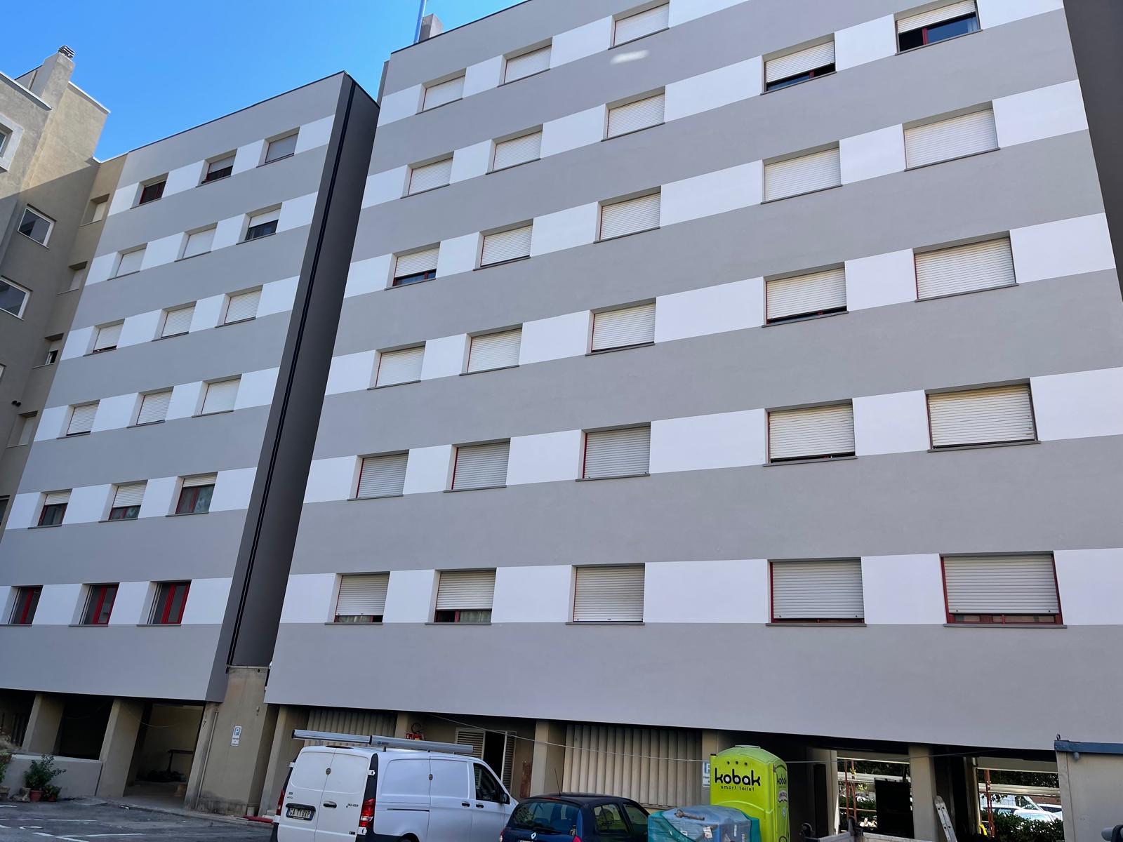 Riqualificazione energetica di un condominio, La facciata nuova in controluce.