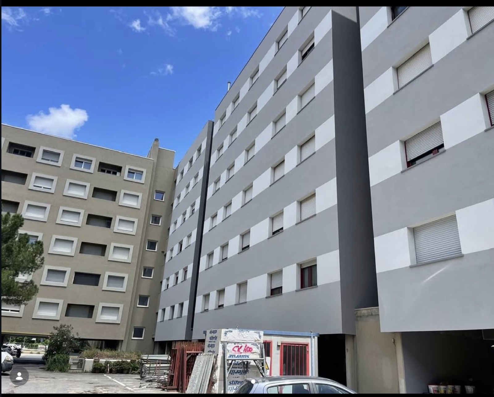 Riqualificazione energetica di un condominio, L’edificio e il cantiere ancora aperto.