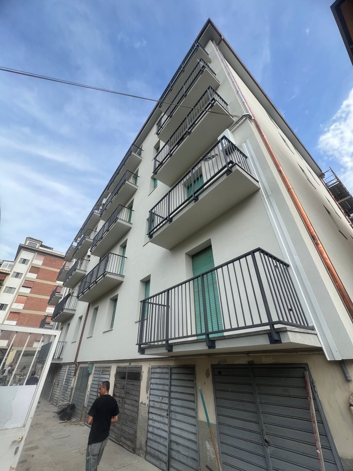 Cappotto termico e centrale termica di un condominio, I balconi rifatti e la facciata a cappotto finito.