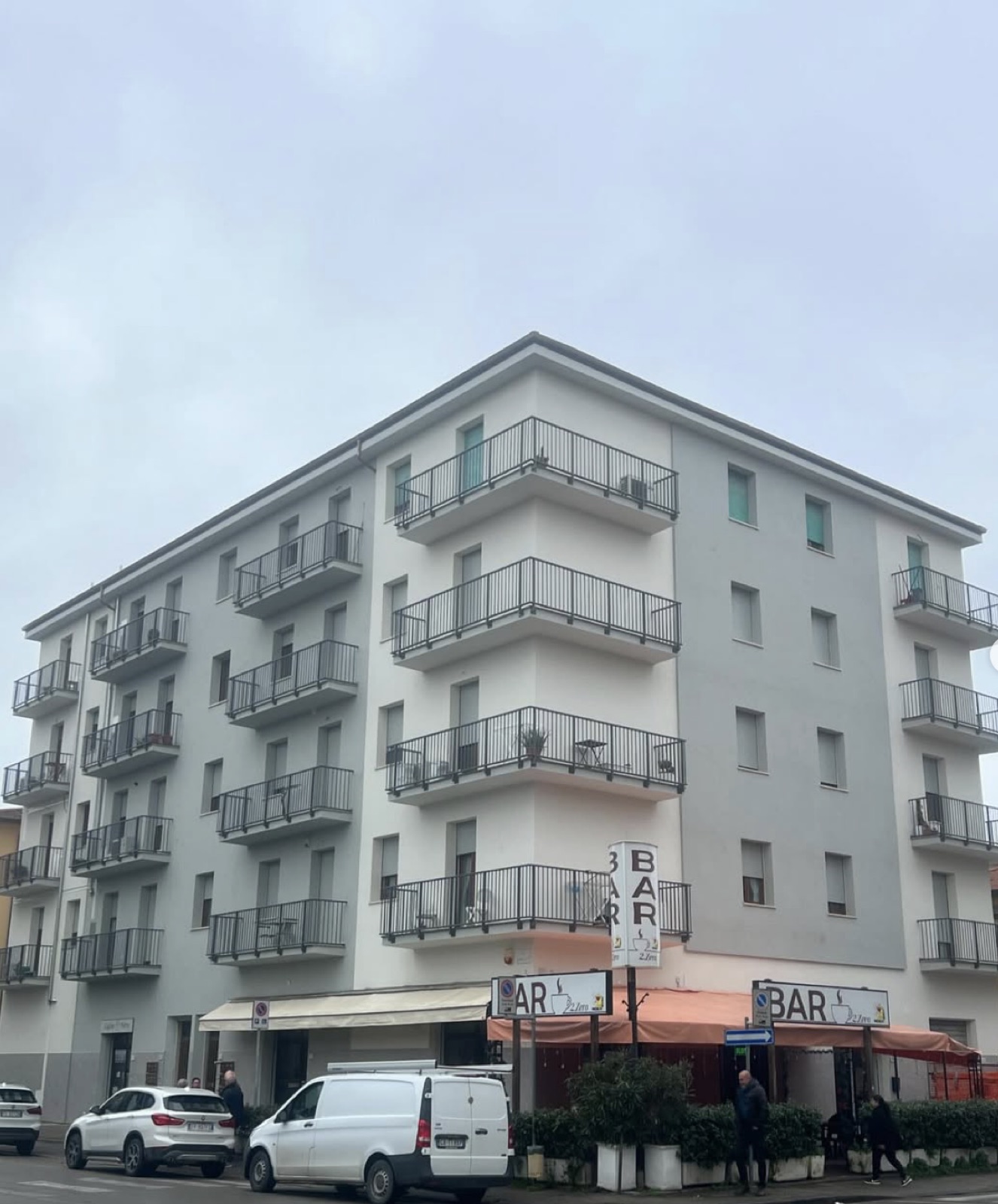 Cappotto termico e centrale termica di un condominio, La facciata su strada, dopo l’intervento.