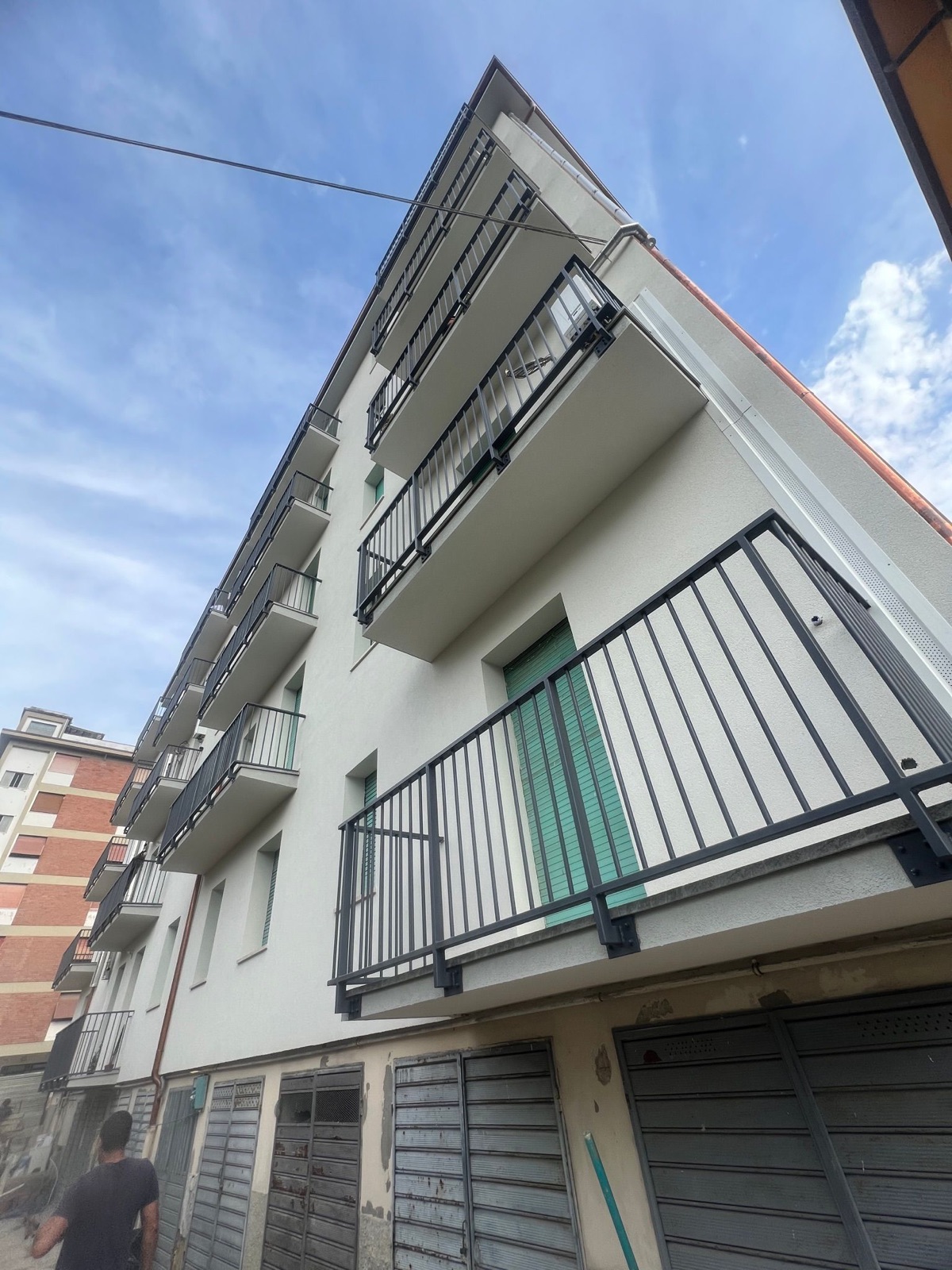 Cappotto termico e centrale termica di un condominio, Il dettaglio dei parapetti e della nuova finitura.