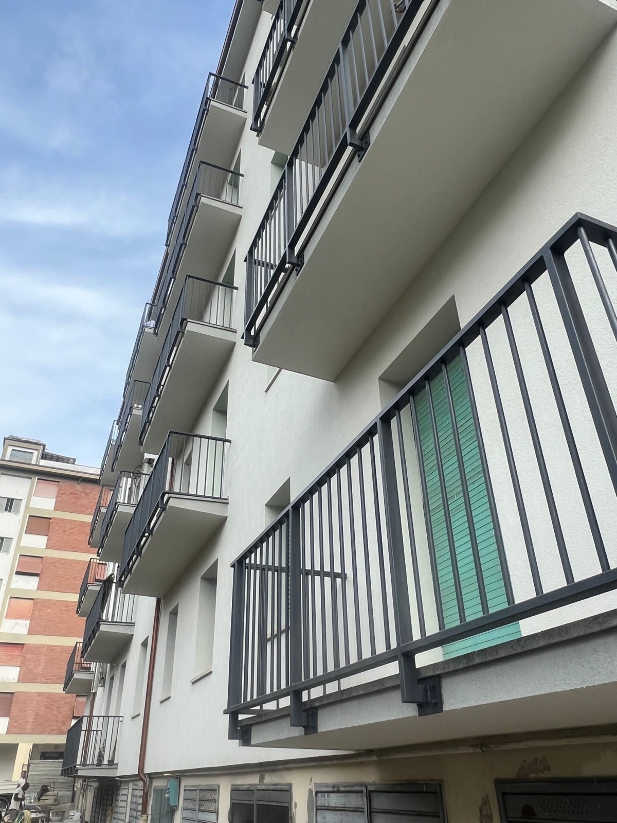 Cappotto termico e centrale termica di un condominio, Il fronte dei balconi dopo l’intervento.