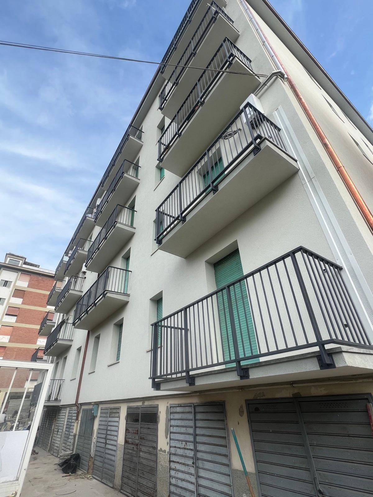 Cappotto termico e centrale termica di un condominio, Il lato interno con i balconi rifatti.