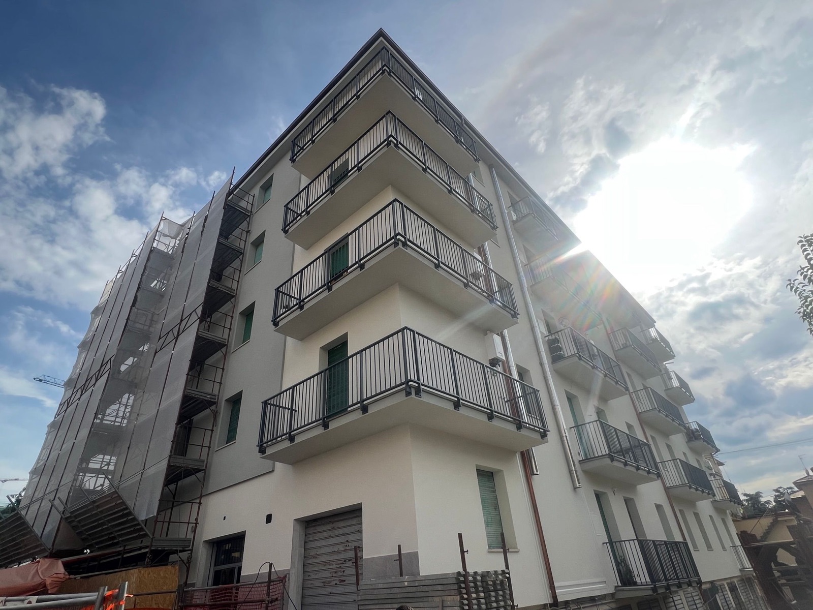 Cappotto termico e centrale termica di un condominio, La facciata vista dal basso, a cantiere smontato.