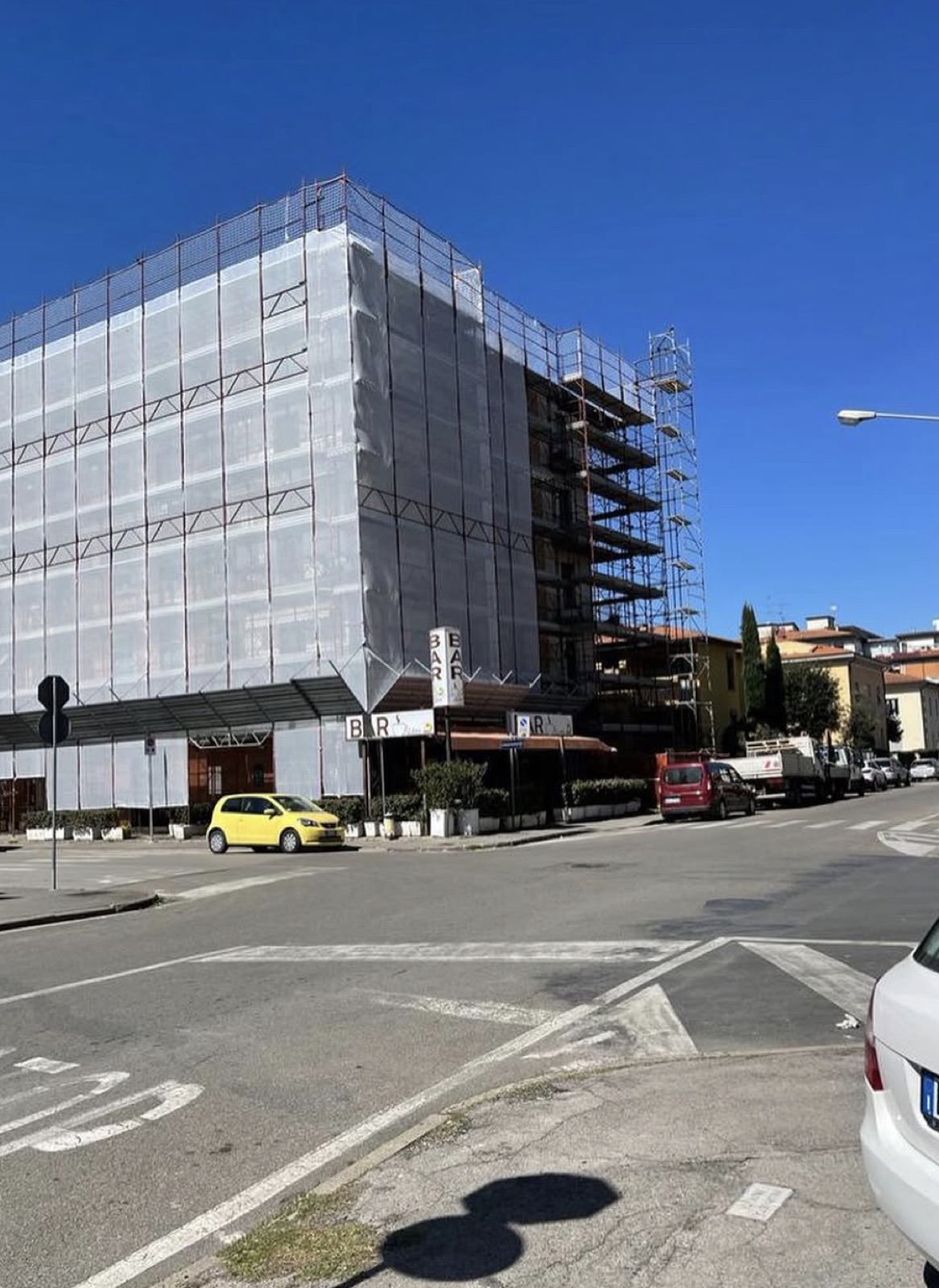 Cappotto termico e centrale termica di un condominio, I ponteggi montati su tutta l’altezza.
