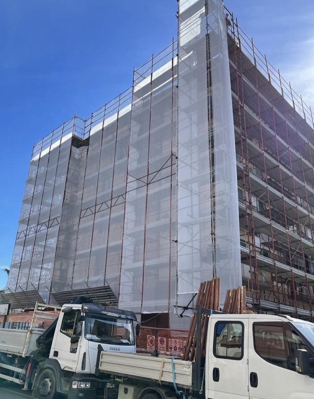 Cappotto termico e centrale termica di un condominio, L’edificio incappottato e teli di protezione.