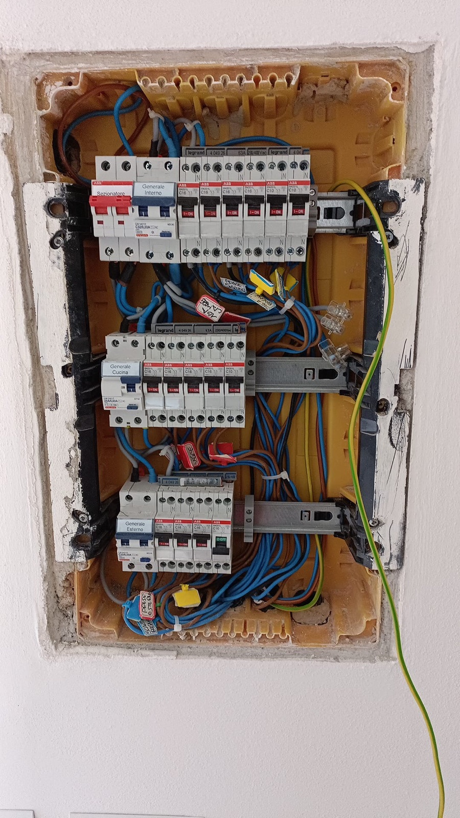 Coibentazione del sottotetto e rifacimento impianti di un fabbricato, Il quadro di appartamento rifatto.