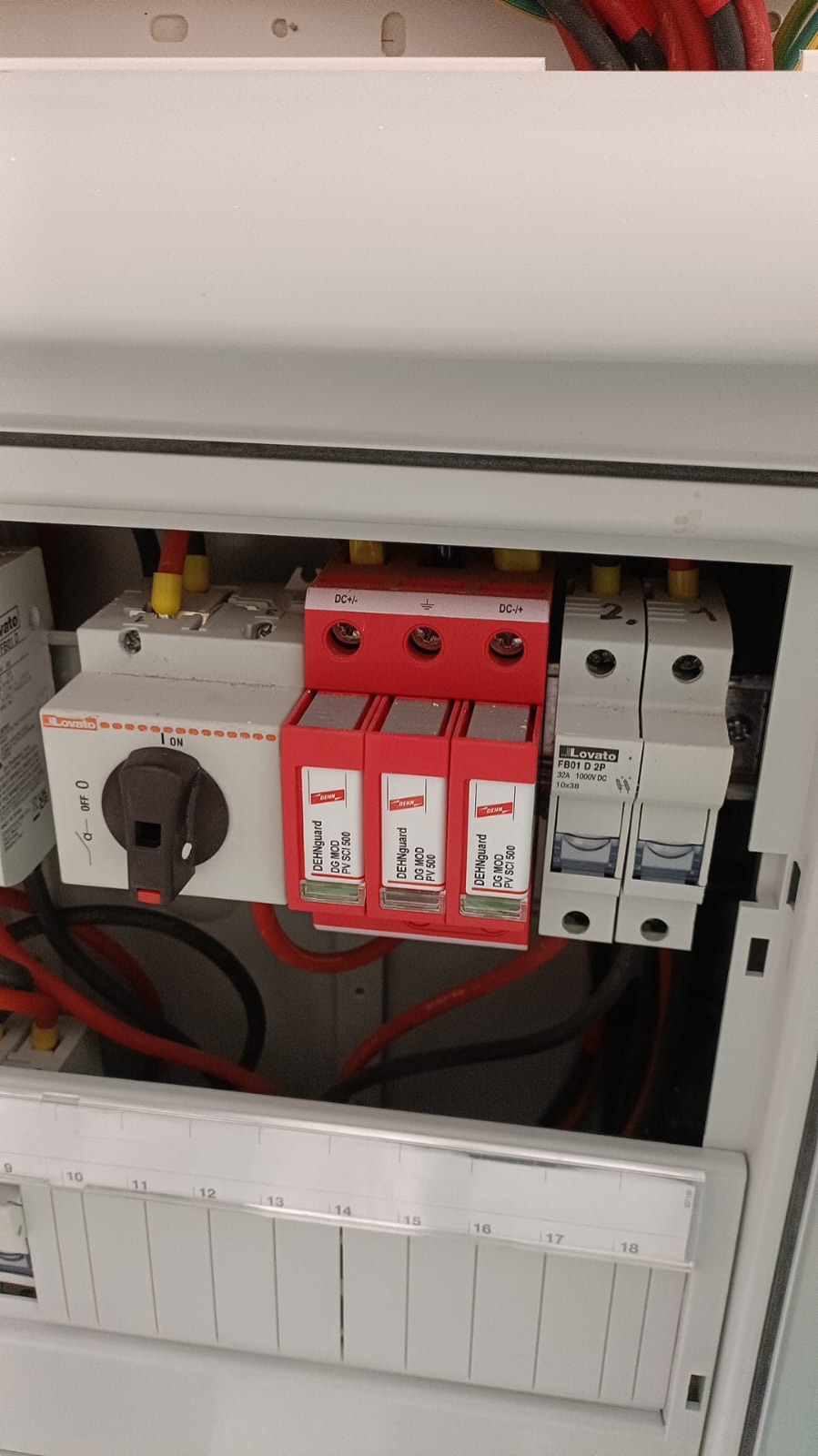 Coibentazione del sottotetto e rifacimento impianti di un fabbricato, Gli scaricatori di sovratensione del quadro.