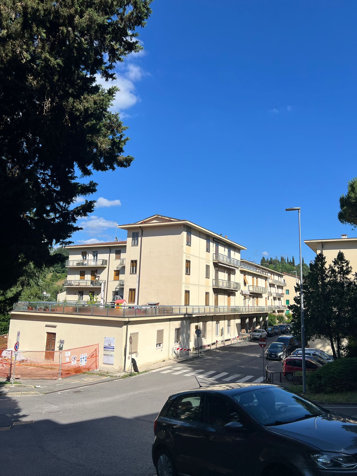 Efficientamento energetico di un condominio, La strada interna e le facciate rifatte.