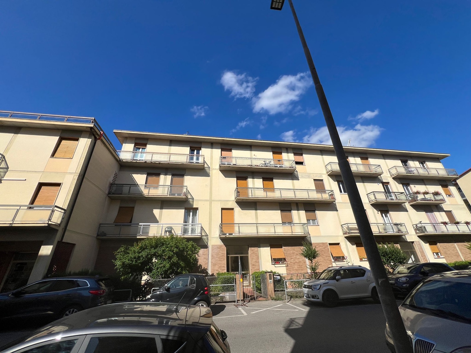 Efficientamento energetico di un condominio, Il corpo di fabbrica visto dal parcheggio.