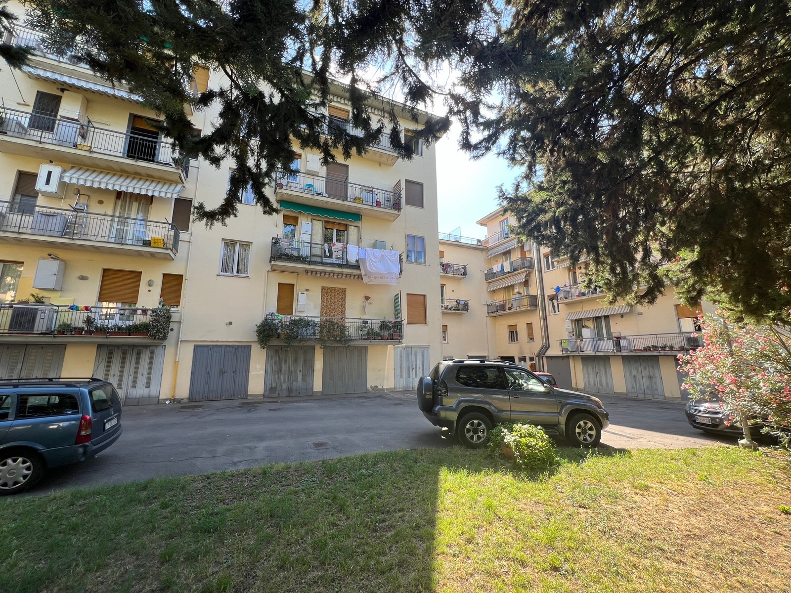 Efficientamento energetico di un condominio, Il fronte sul verde condominiale.