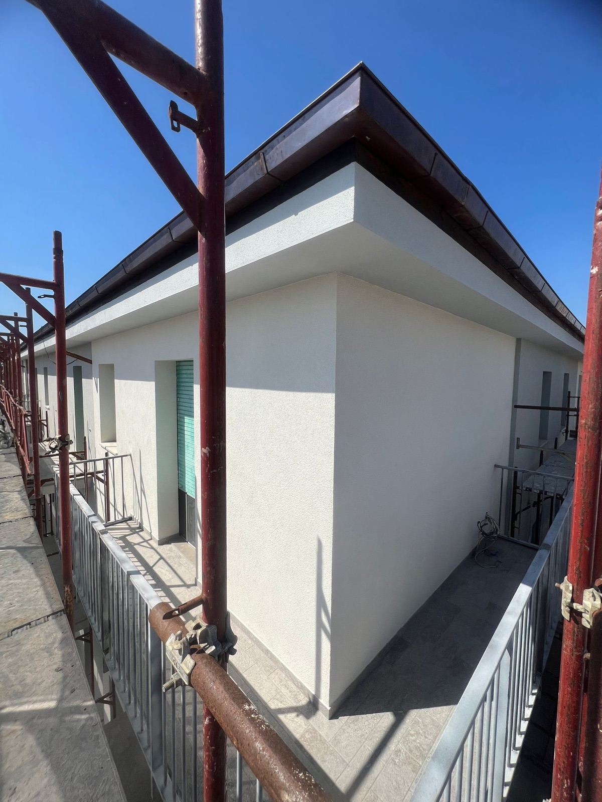 Efficientamento energetico di un condominio, La pensilina d’ingresso rifatta.