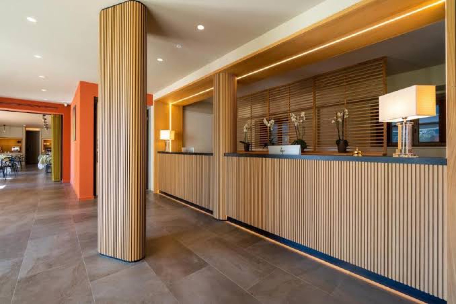 Recupero di un hotel storico, La hall e il banco della reception rifatti.