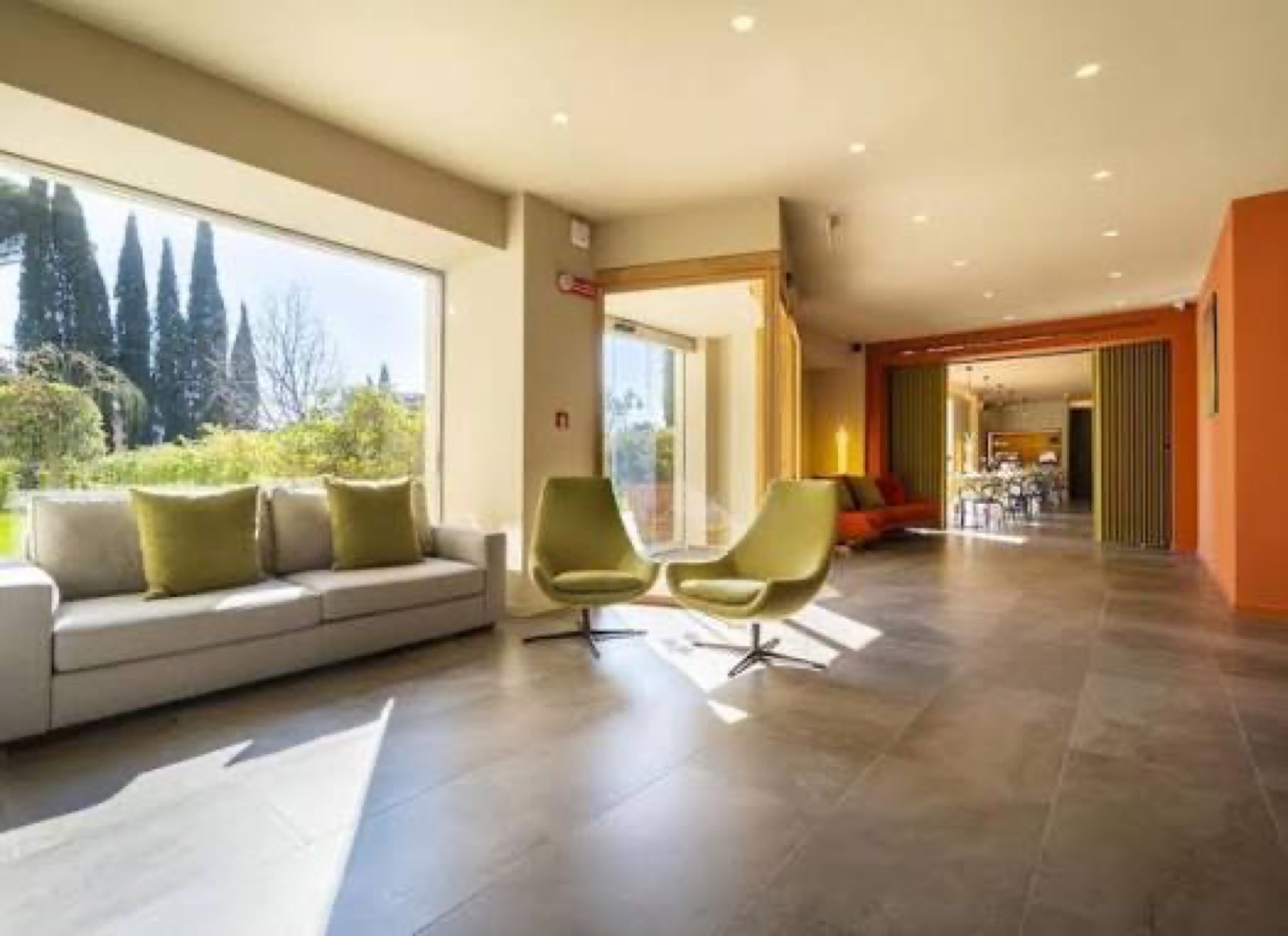Recupero di un hotel storico, La sala comune affacciata sul parco.