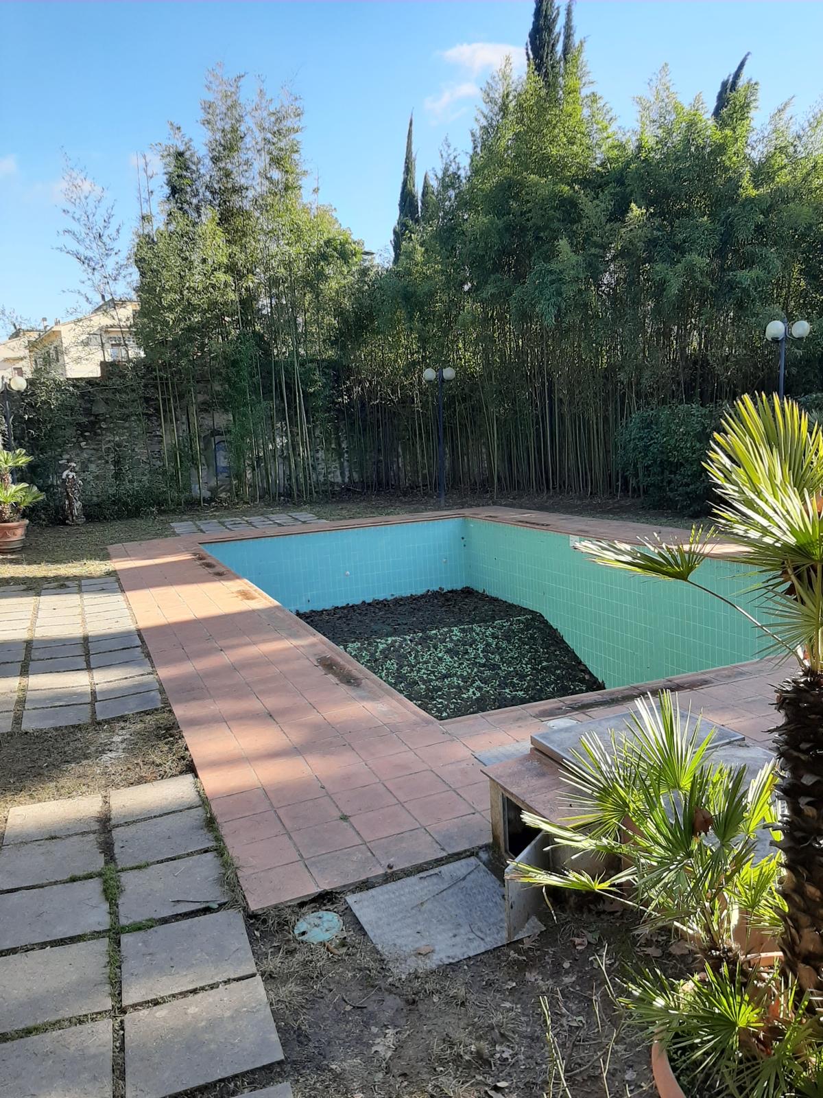 Recupero di un hotel storico, La vecchia piscina, com’era prima dell’intervento.