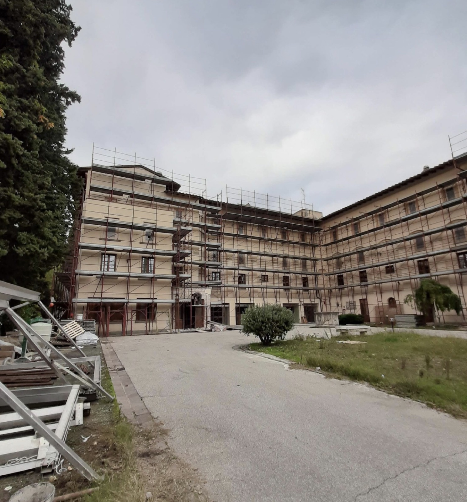 Recupero di un hotel storico, La facciata com’era prima dell’intervento.