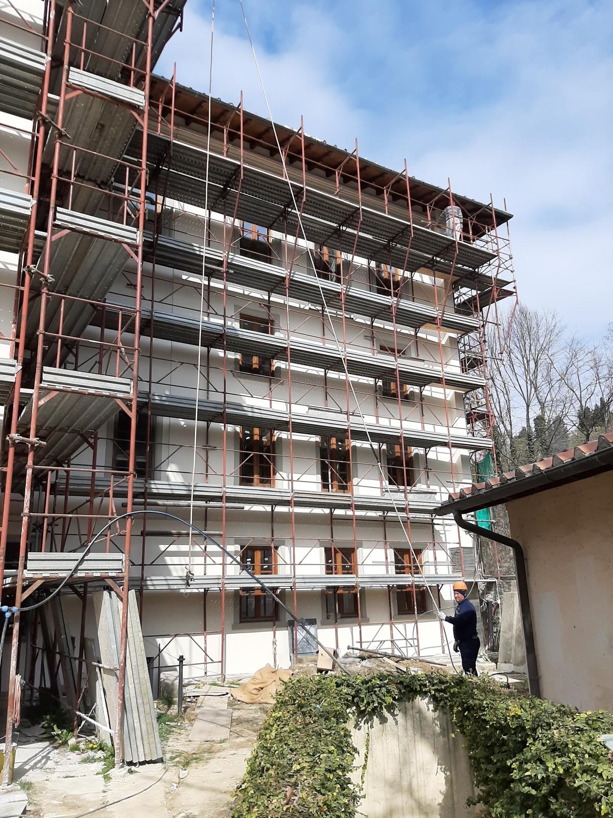 Recupero di un hotel storico, I ponteggi montati su tutta la facciata.