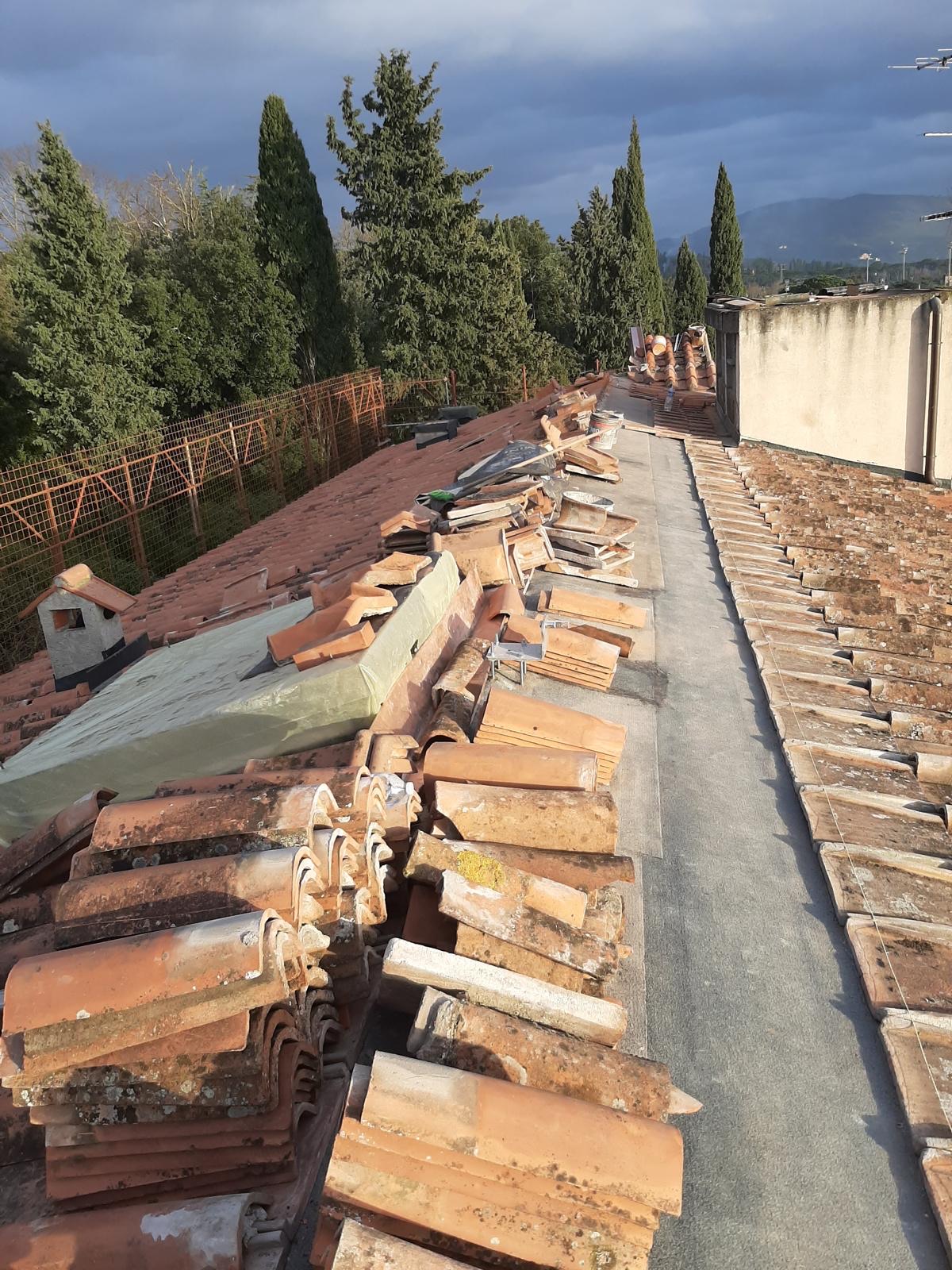 Recupero di un hotel storico, I coppi accatastati, pronti per la posa.