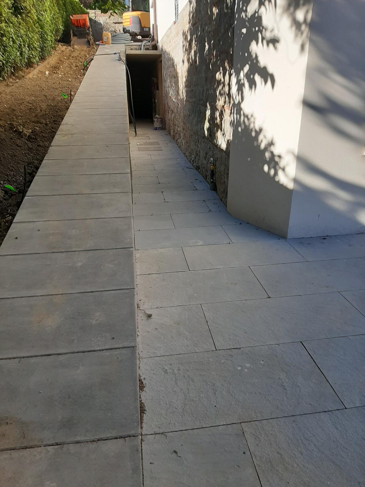 Recupero di un hotel storico, Il camminamento pavimentato in pietra.