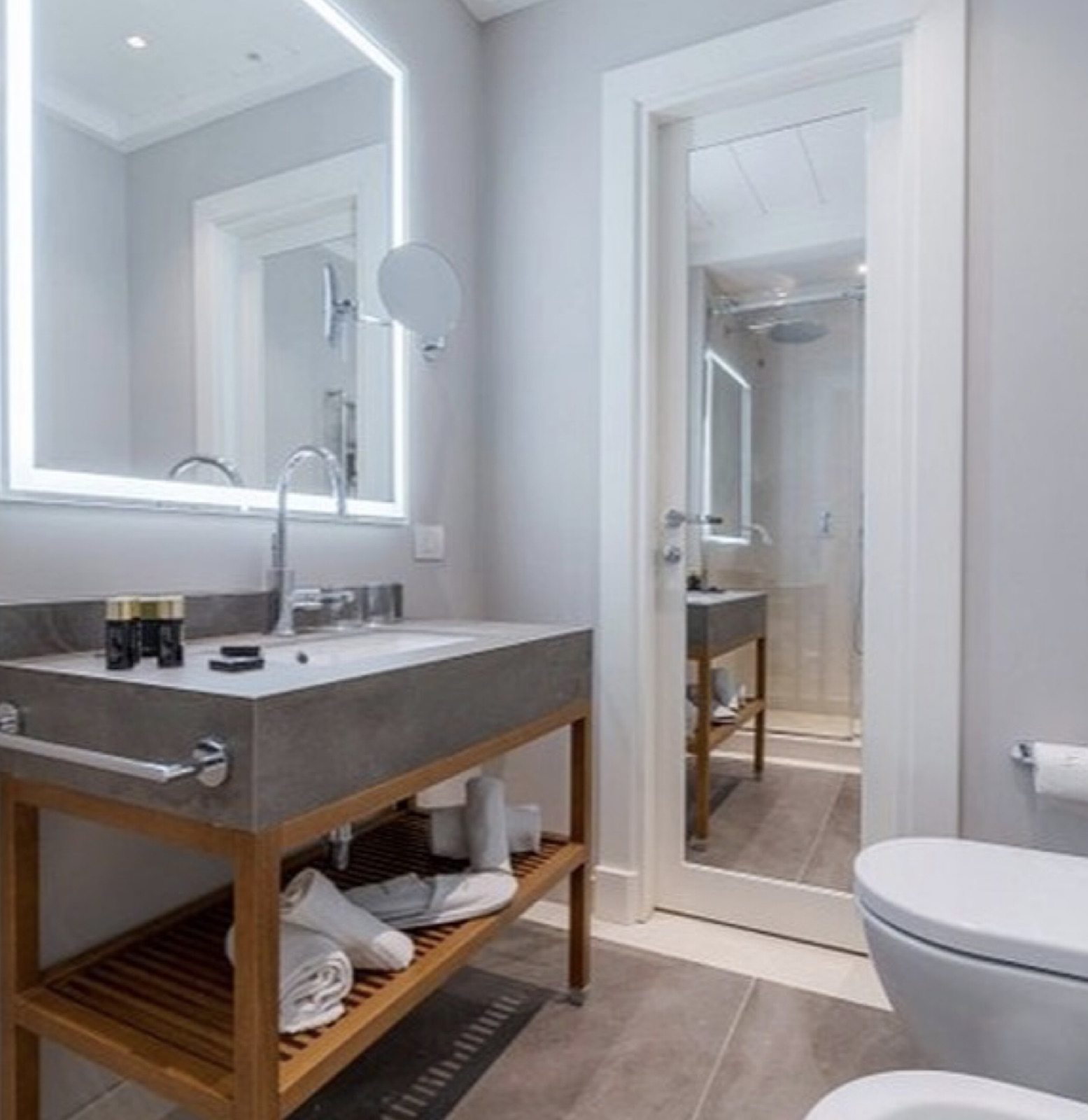 Recupero di un hotel storico, Un bagno rifatto: impianti, rivestimenti e sanitari nuovi.