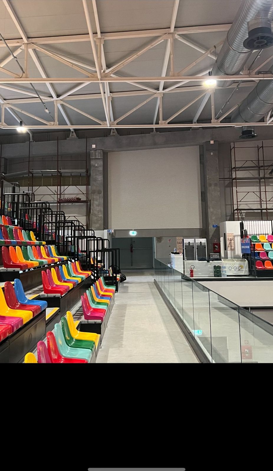 Pannelli fonoassorbenti in un palazzetto dello sport, L’impianto in esercizio visto dalle tribune.