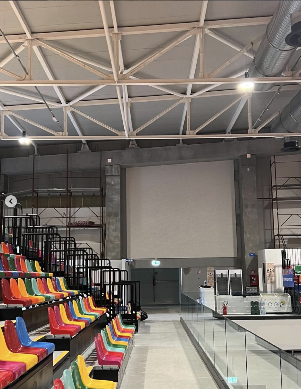 Pannelli fonoassorbenti in un palazzetto dello sport, Le tribune e i pannelli montati in quota.