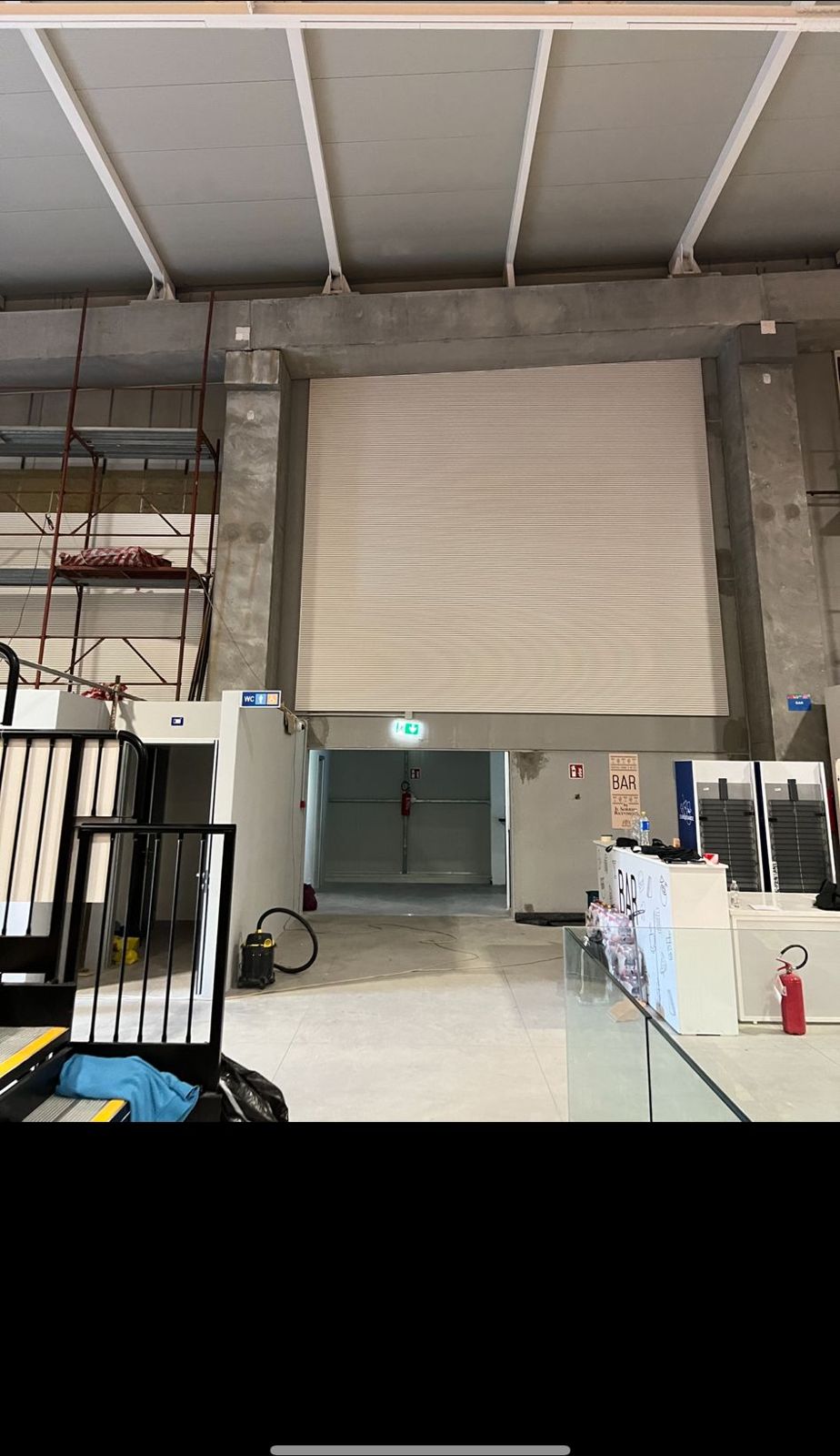 Pannelli fonoassorbenti in un palazzetto dello sport, Il pannello montato sulla parete di fondo.