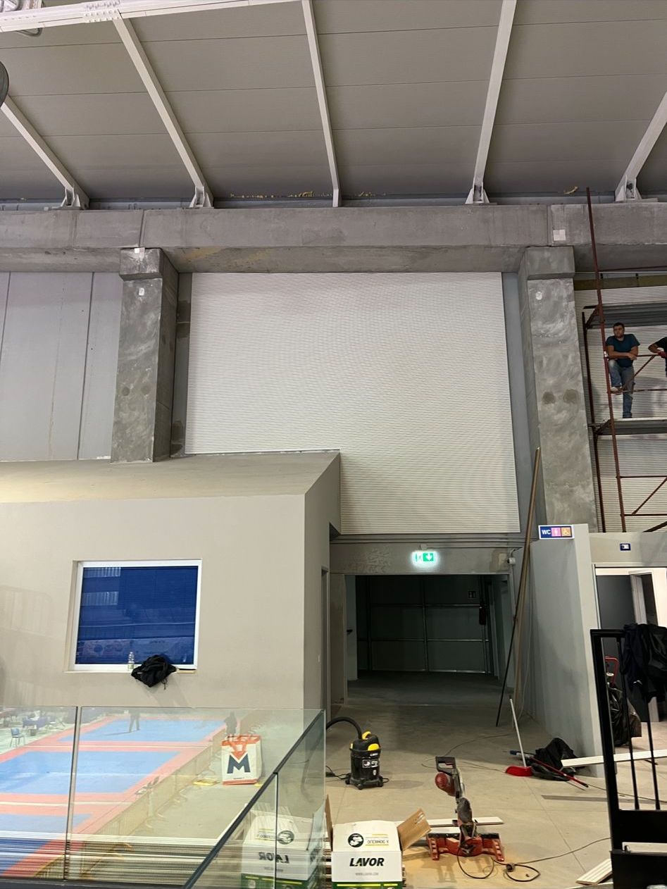 Pannelli fonoassorbenti in un palazzetto dello sport, La parete attrezzata e i pannelli posati.