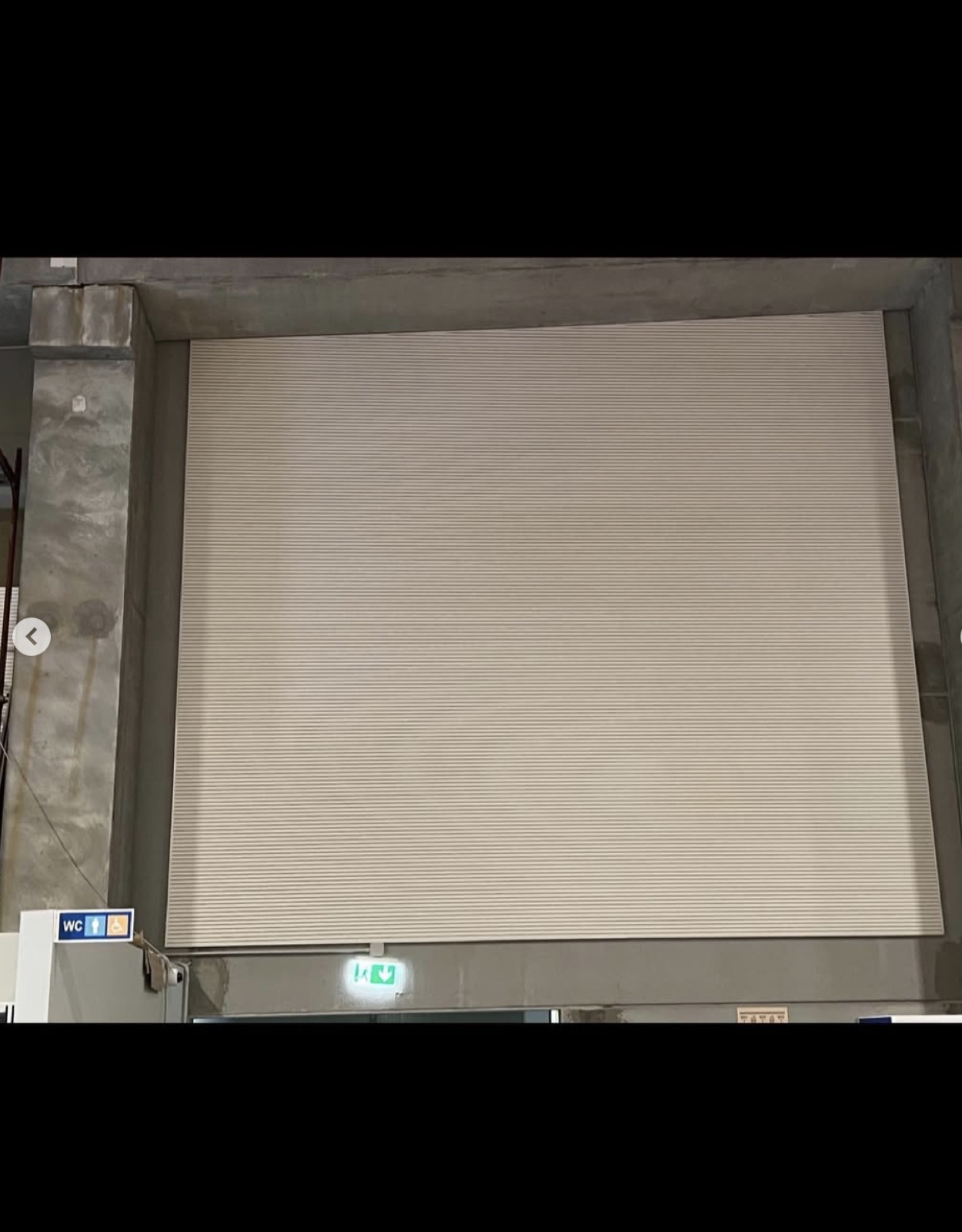 Pannelli fonoassorbenti in un palazzetto dello sport, Un pannello fonoassorbente montato a parete.