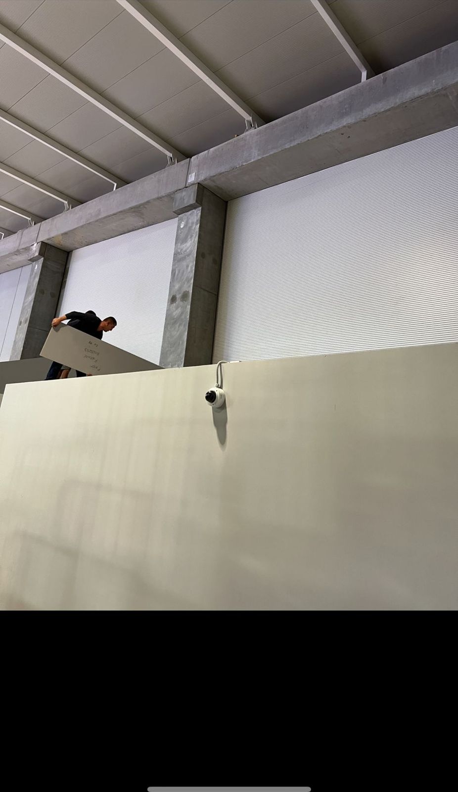 Pannelli fonoassorbenti in un palazzetto dello sport, Il raccordo del pannello con la struttura.