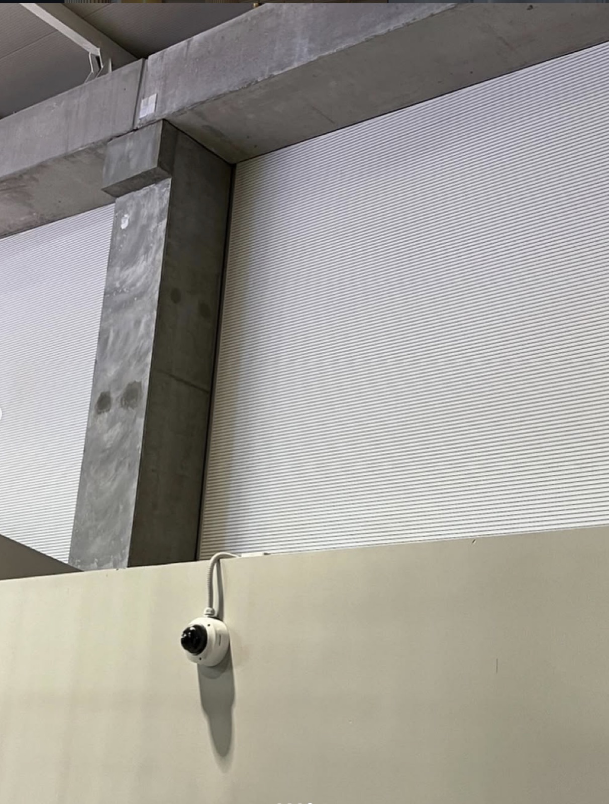 Pannelli fonoassorbenti in un palazzetto dello sport, Il dettaglio dell’attacco del pannello.