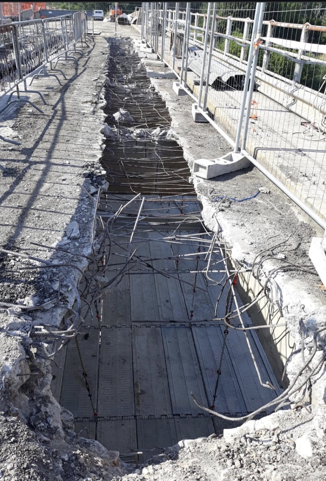 Pavimento industriale e carpenteria sul ponte di Cascina, La soletta demolita, prima del rifacimento.