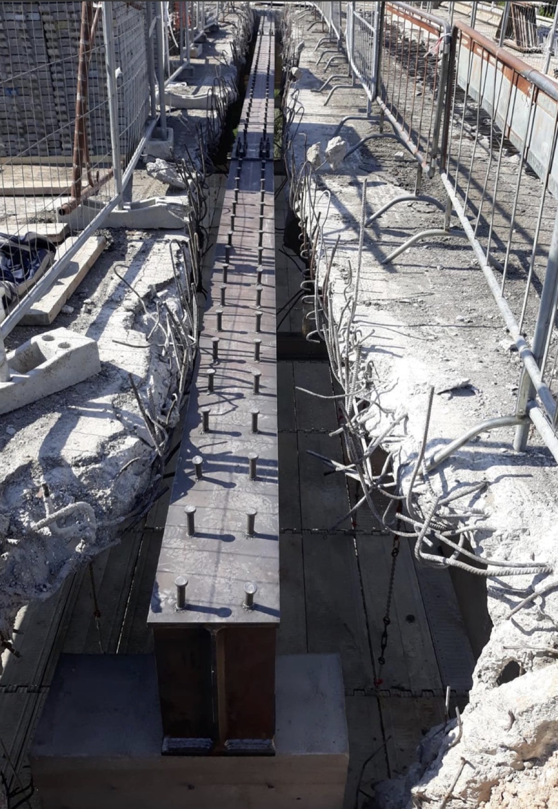 Pavimento industriale e carpenteria sul ponte di Cascina, Le travi metalliche e l’armatura prima del getto.