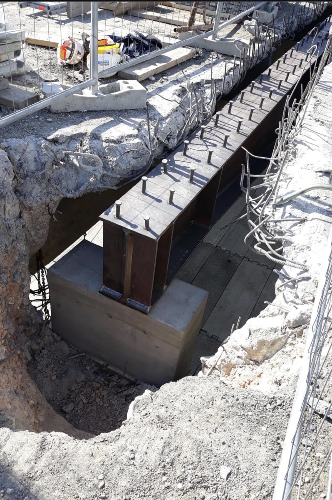 Pavimento industriale e carpenteria sul ponte di Cascina, L’appoggio della trave sulla spalla.