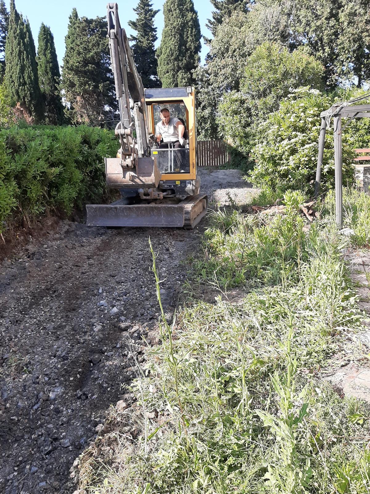 Rifacimento delle facciate di un immobile, Lo scavo lungo la scarpata, con l’escavatore.